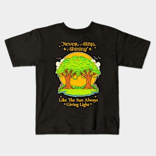 Never stop shining. Kids T-Shirt